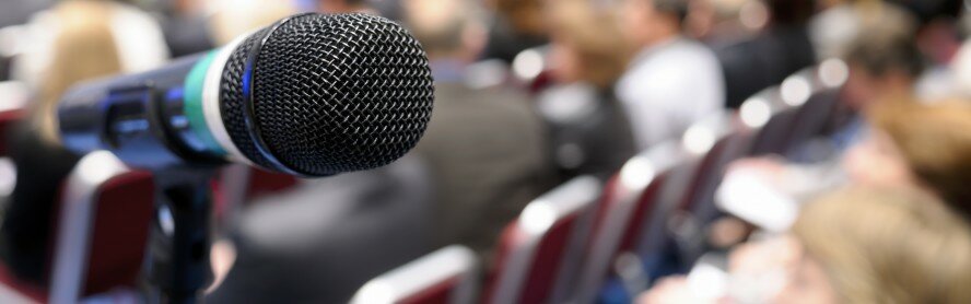 Ìèêðîôîí â ðÿäàõ êîíôåðåíö-çàëà. Microphone at conference.